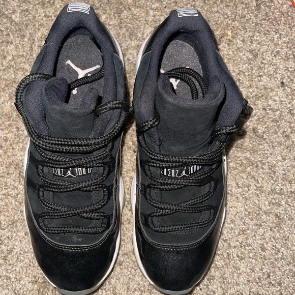 AIR JORDAN XI LOW size 7
BLACK/WHITE